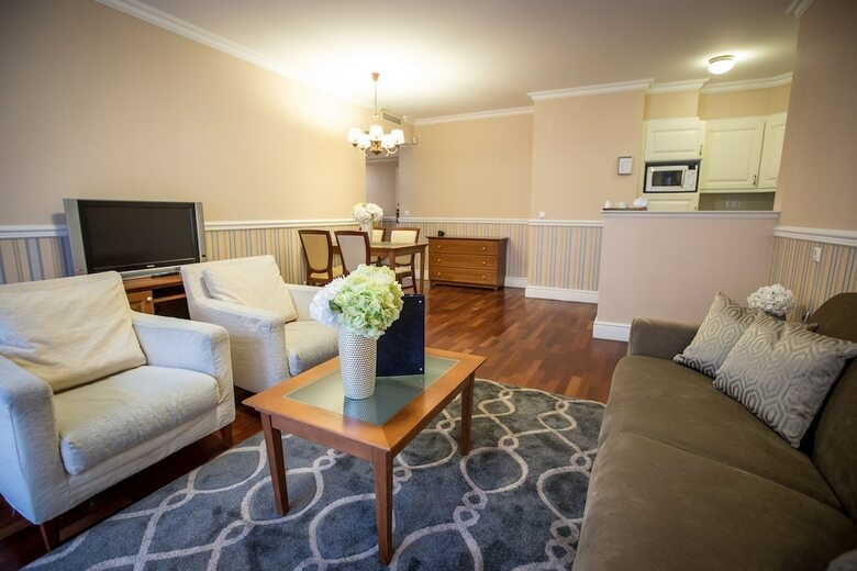 Queen's Court Hotel & Residence
