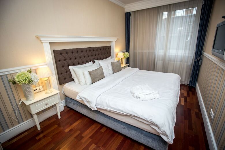 Queen's Court Hotel & Residence
