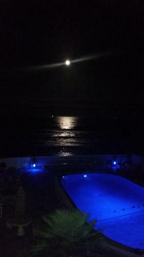 Driftwood Beach Motel