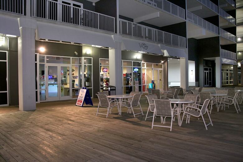 Aparthotel Laketown Wharf By Resort Collection