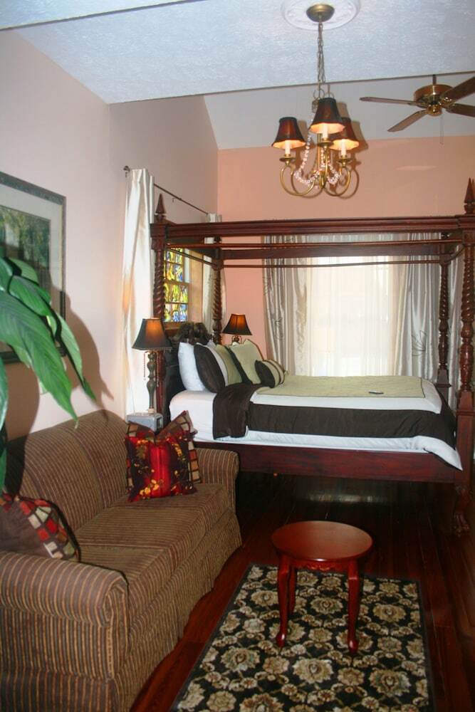 Bed & Breakfast Old City House Inn And Restaurant