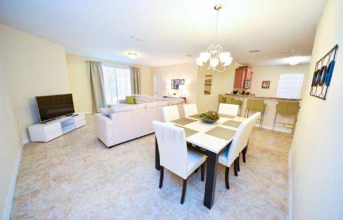 Five Bedrooms, Four Bathroom Home 10cp14