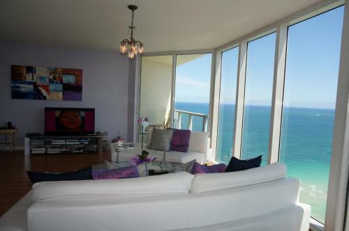 Apartamentos La Perla Condominium On The Beach