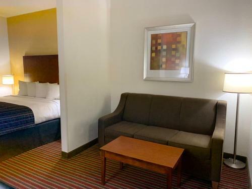Hotel Comfort Suites At North Point Mall