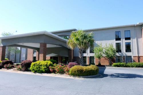 Hotel Comfort Suites At North Point Mall
