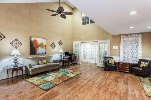 Motel Baymont Inn And Suites - Valdosta