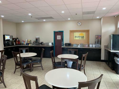 Hotel Days Inn And Suites Savannah