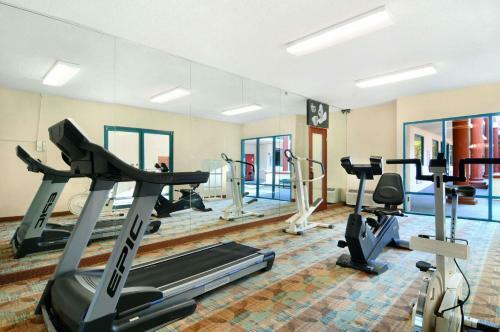 Hotel Days Inn And Suites Savannah