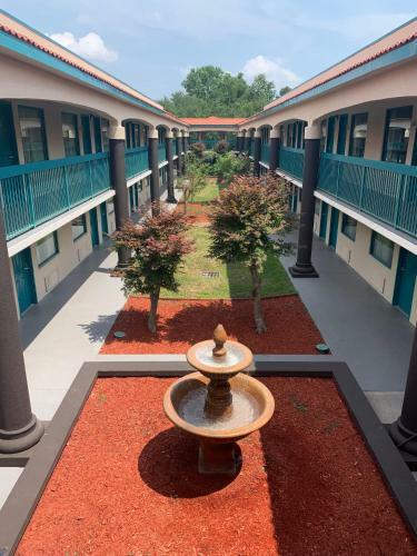 Hotel Days Inn And Suites Savannah