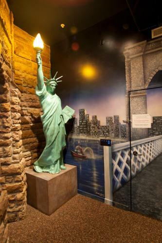 Hotel Destinations Inn Theme Rooms