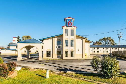 Motel 6 - Urbana
