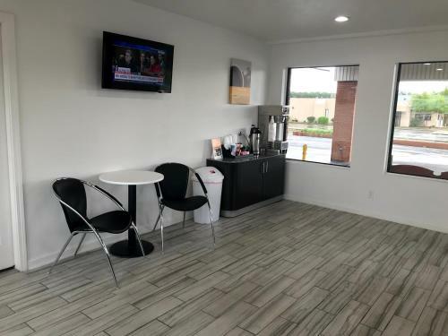Motel 6 Metropolis