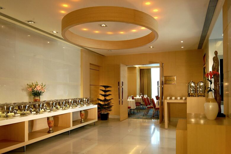 Hotel Grand Sarovar Premiere