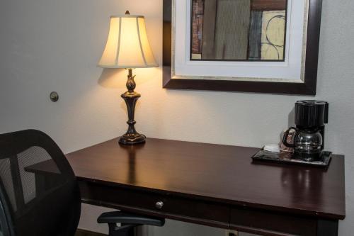 Hotel Lamplighter Inn & Suites Pittsburg