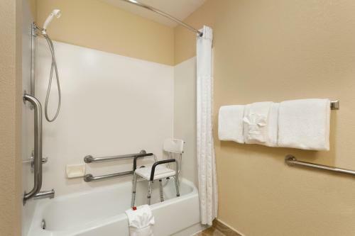 Hotel Baymont By Wyndham Salina