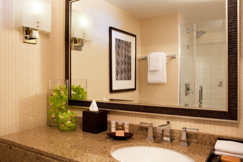 Hotel Hyatt Regency Cambridge, Overlooking Boston