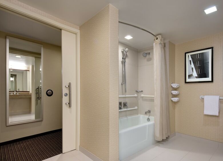 Hotel Hyatt Regency Cambridge, Overlooking Boston