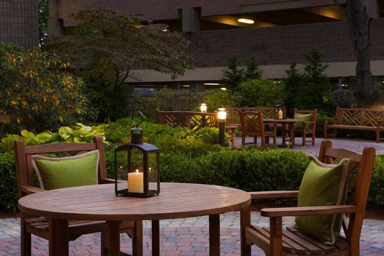 Hotel Hyatt Regency Cambridge, Overlooking Boston