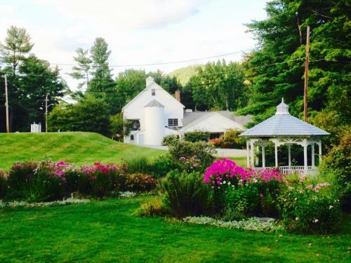 Posada 1896 House Country Inn - Brookside & Pondside