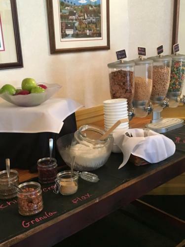 Posada 1896 House Country Inn - Brookside & Pondside