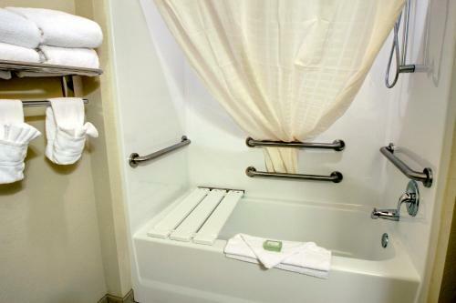 Cobblestone Hotel & Suites - Beulah