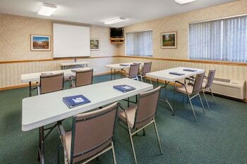 Motel Baymont Inn And Suites Midland