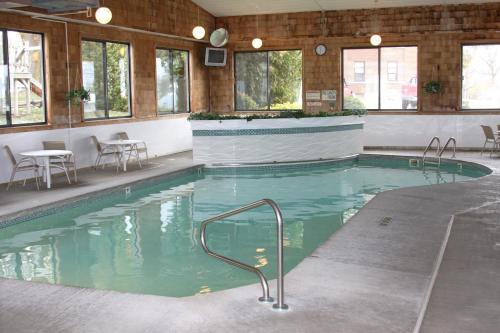 Motel Budget Host Inn & Suites