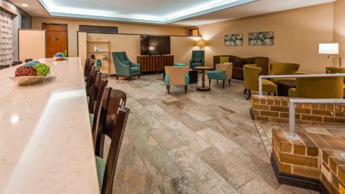 Hotel Baymont Inn And Suites Warren