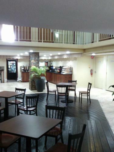 Hotel 5th Avenue Inn & Suites