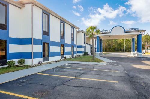 Hotel Deluxe Inn & Suites - Moss Point