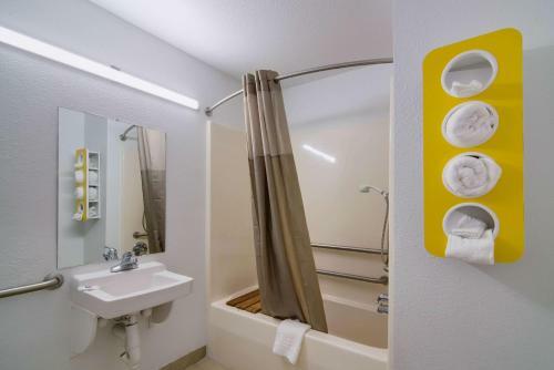 Hotel Deluxe Inn & Suites - Moss Point