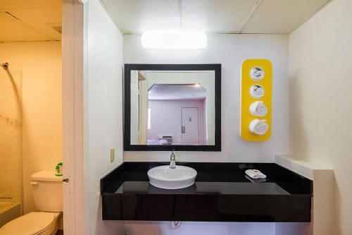 Hotel Motel 6 Blue Springs