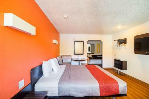 Hotel Motel 6 Blue Springs