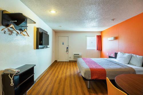 Hotel Motel 6 Blue Springs
