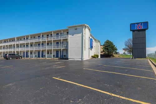 Hotel Motel 6 Blue Springs