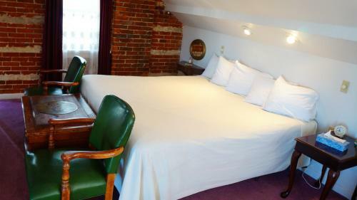 Posada Harbor Haus Inn & Suites