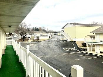 Motel Honeysuckle Inn & Conference Center