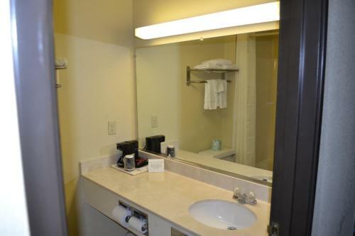 Hotel Countryside Inn & Suites