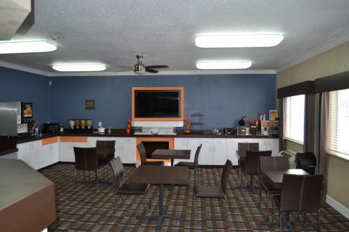 Hotel Countryside Inn & Suites