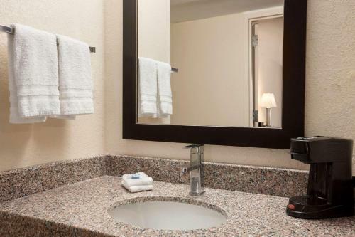 Hotel Super 8 Rahway Newark