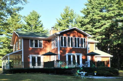 Bass Manor Bed And Breakfast & Art Museum