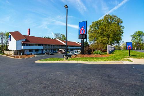 Motel Charlotte Plaza Inn