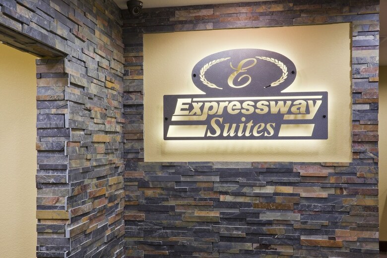 Hotel Expressway Suites Of Grand Forks