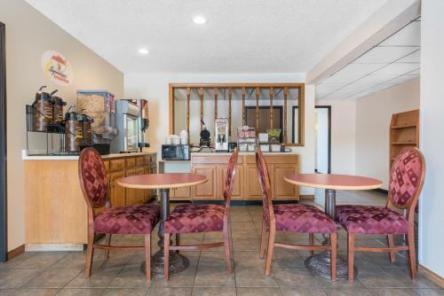Hotel Super 8 By Wyndham Burnham/lewistown
