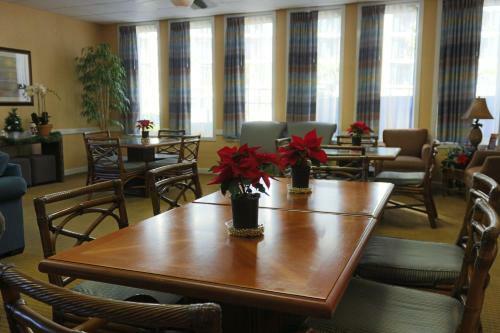 Hotel Schooner Beach And Racquet Club