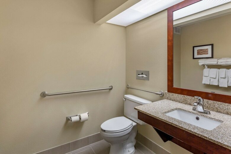 Hotel Comfort Suites At Rivergate Mall
