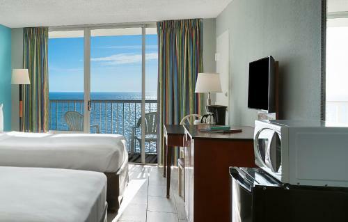 Hotel Crown Reef Beach Resort And Waterpark