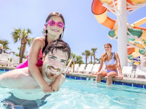 Hotel Crown Reef Beach Resort And Waterpark