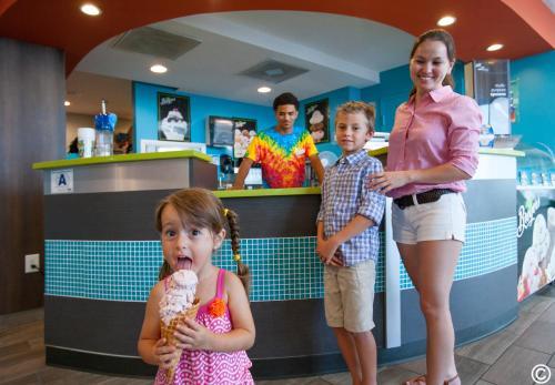 Hotel Crown Reef Beach Resort And Waterpark