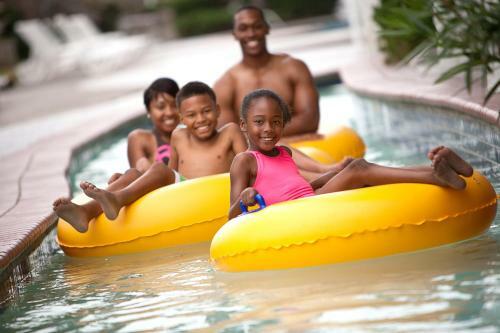 Hotel Crown Reef Beach Resort And Waterpark